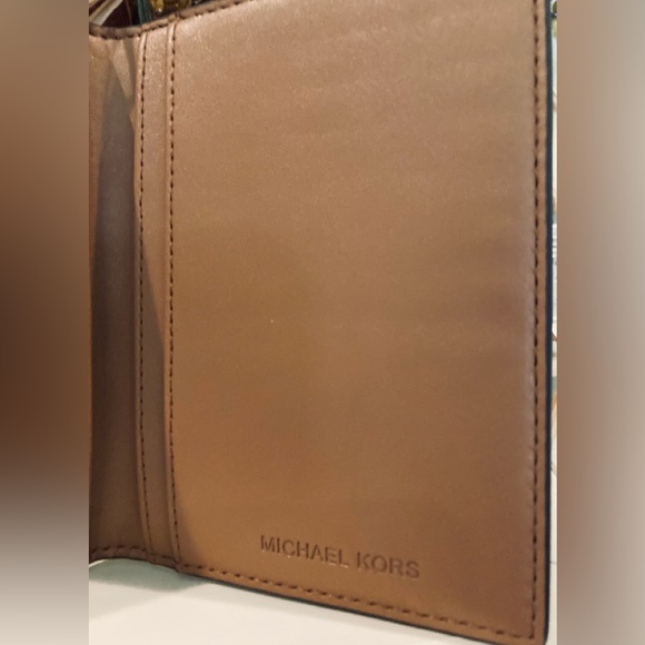 Michael Kors Passport/ID Holder NWOT - Picture 8 of 8